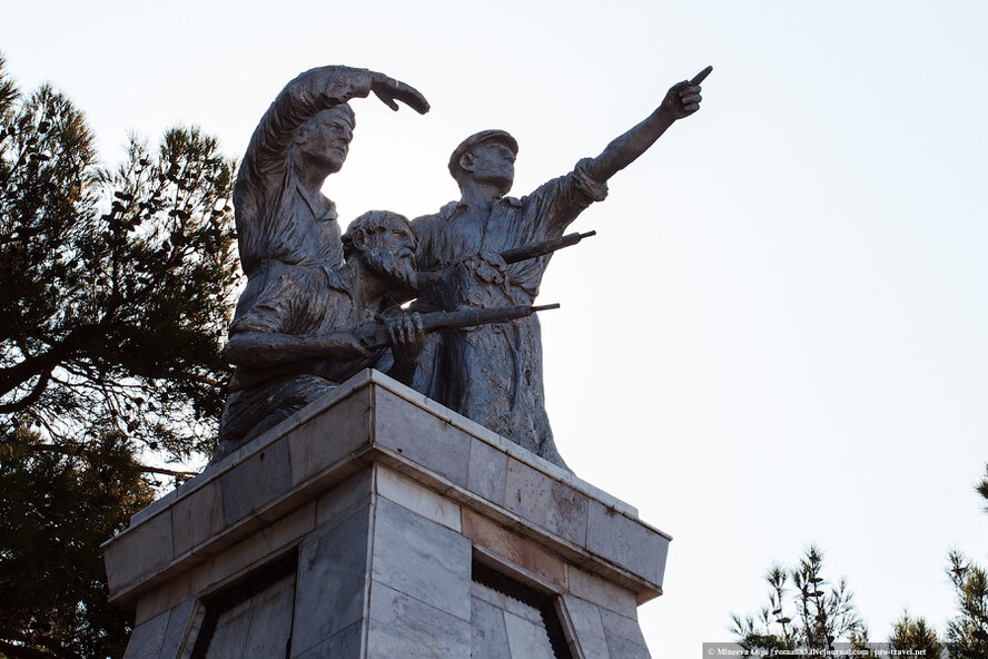 Фото памятник лермонтову в геленджике